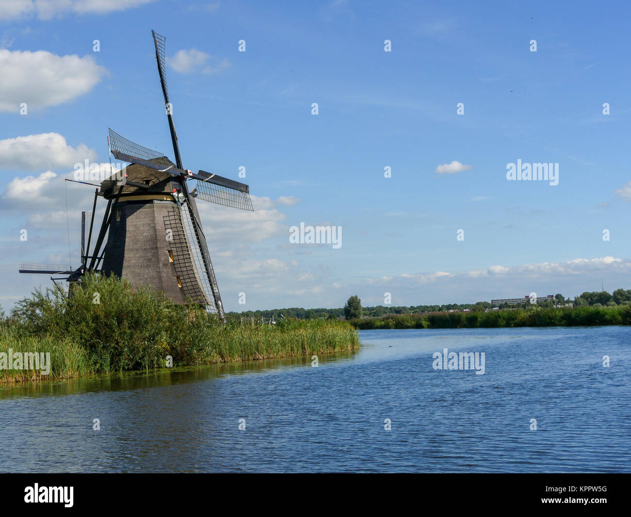 Ancien moulin à vent hollandais, aux Pays-Bas, la position fixe des voiles, c.-à-d. lorsque l'usine ne fonctionne pas, a longtemps été utilisé pour donner des signaux. Banque D'Images