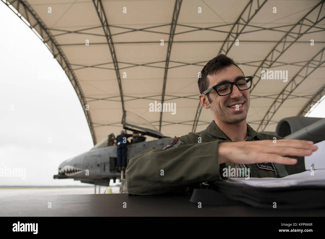 Le capitaine Maurice Grosso, 75e Escadron de chasse A-10C Thunderbolt II pilote, regarde au-dessus de la paperasse avant une sortie, le 6 décembre 2017, Moody Air Force Base, Ga. Moody's week-long, Phase 1, Phase 2 l'exercice est conçu pour démontrer la capacité de l'aile 23d pour satisfaire les objectifs du commandant de combat et testé les pilotes et techniciens' capacité de lancer de sorties à un rythme accéléré pendant une sortie abattée. (U.S. Air Force Banque D'Images