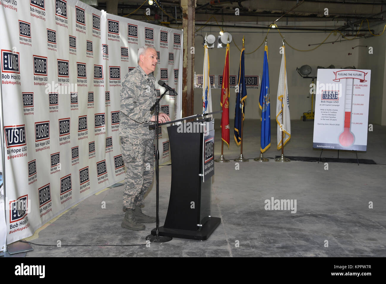 7 000 pieds carrés d'une partie de l'emblématique bâtiment thème à l'Aéroport International de Los Angeles sera le nouveau domicile de l'USO à LAX après quelques travaux et déménagement hors de la temporaire de 4 000 pieds carrés, des bandes-annonces, en mars de 2018. Parmi les bienfaiteurs, les militaires en service actif, et d'autres invités et DVs, Brig. Le général Philip Garrant, Vice-commandant, de l'espace et des Missiles Systems Center, Los Angeles Air Force Base, en Californie, a assisté et pris la parole à l'être bientôt nouveau LAX USO, "révolutionnaire" au sens figuré - cérémonie, Dec 6, 2017. (U.S. Air Force Banque D'Images