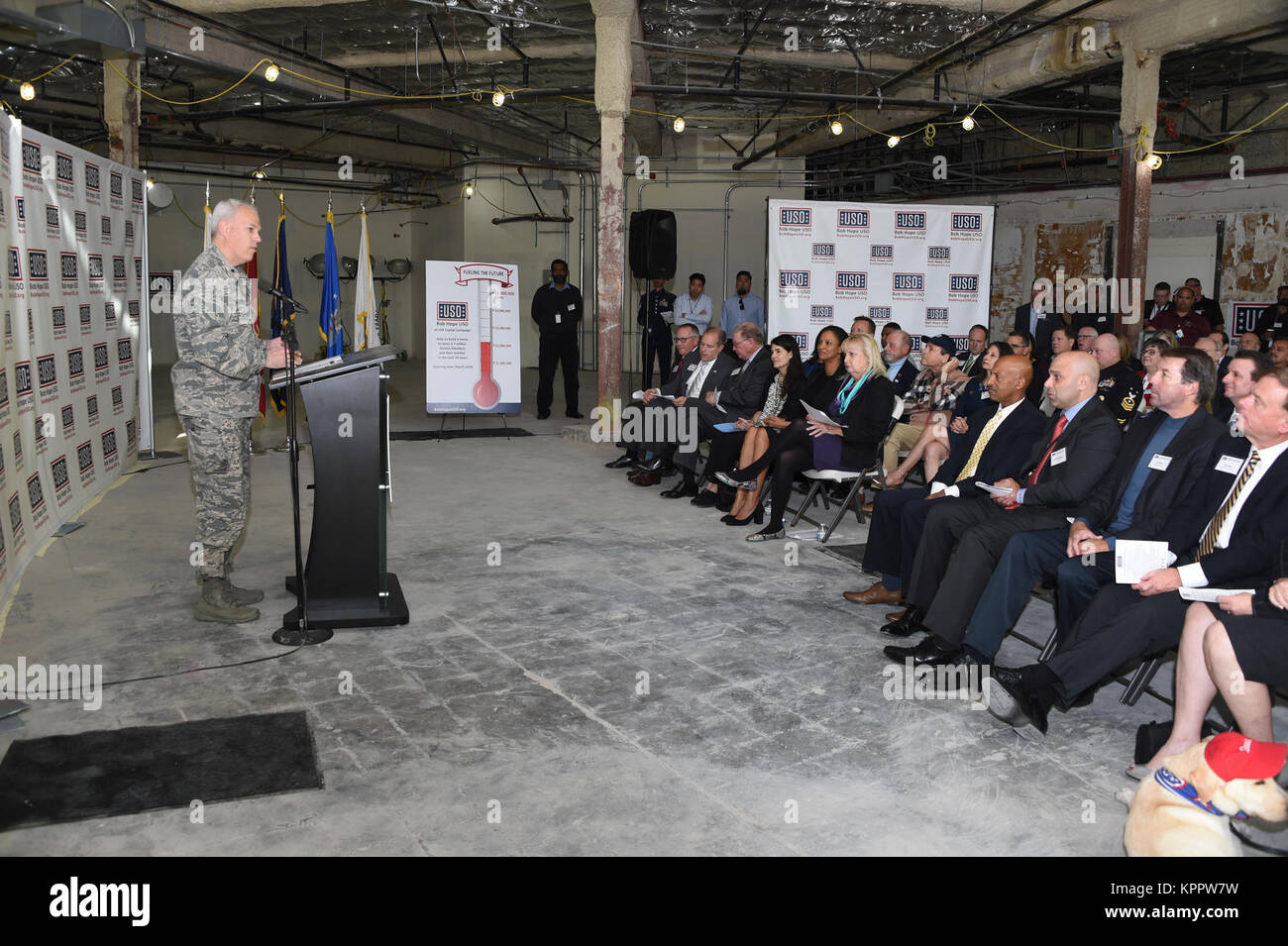 7 000 pieds carrés d'une partie de l'emblématique bâtiment thème à l'Aéroport International de Los Angeles sera le nouveau domicile de l'USO à LAX après quelques travaux et déménagement hors de la temporaire de 4 000 pieds carrés, des bandes-annonces, en mars de 2018. Parmi les bienfaiteurs, les militaires en service actif, et d'autres invités et DVs, Brig. Le général Philip Garrant, Vice-commandant, de l'espace et des Missiles Systems Center, Los Angeles Air Force Base, en Californie, a assisté et pris la parole à l'être bientôt nouveau LAX USO, "révolutionnaire" au sens figuré - cérémonie, Dec 6, 2017. (U.S. Air Force Banque D'Images
