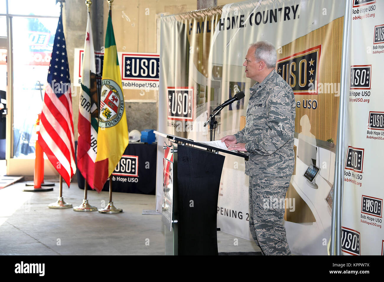 7 000 pieds carrés d'une partie de l'emblématique bâtiment thème à l'Aéroport International de Los Angeles sera le nouveau domicile de l'USO à LAX après quelques travaux et déménagement hors de la temporaire de 4 000 pieds carrés, des bandes-annonces, en mars de 2018. Parmi les bienfaiteurs, les militaires en service actif, et d'autres invités et DVs, Brig. Le général Philip Garrant, Vice-commandant, de l'espace et des Missiles Systems Center, Los Angeles Air Force Base, en Californie, a assisté et pris la parole à l'être bientôt nouveau LAX USO, "révolutionnaire" au sens figuré - cérémonie, Dec 6, 2017. (U.S. Air Force Banque D'Images