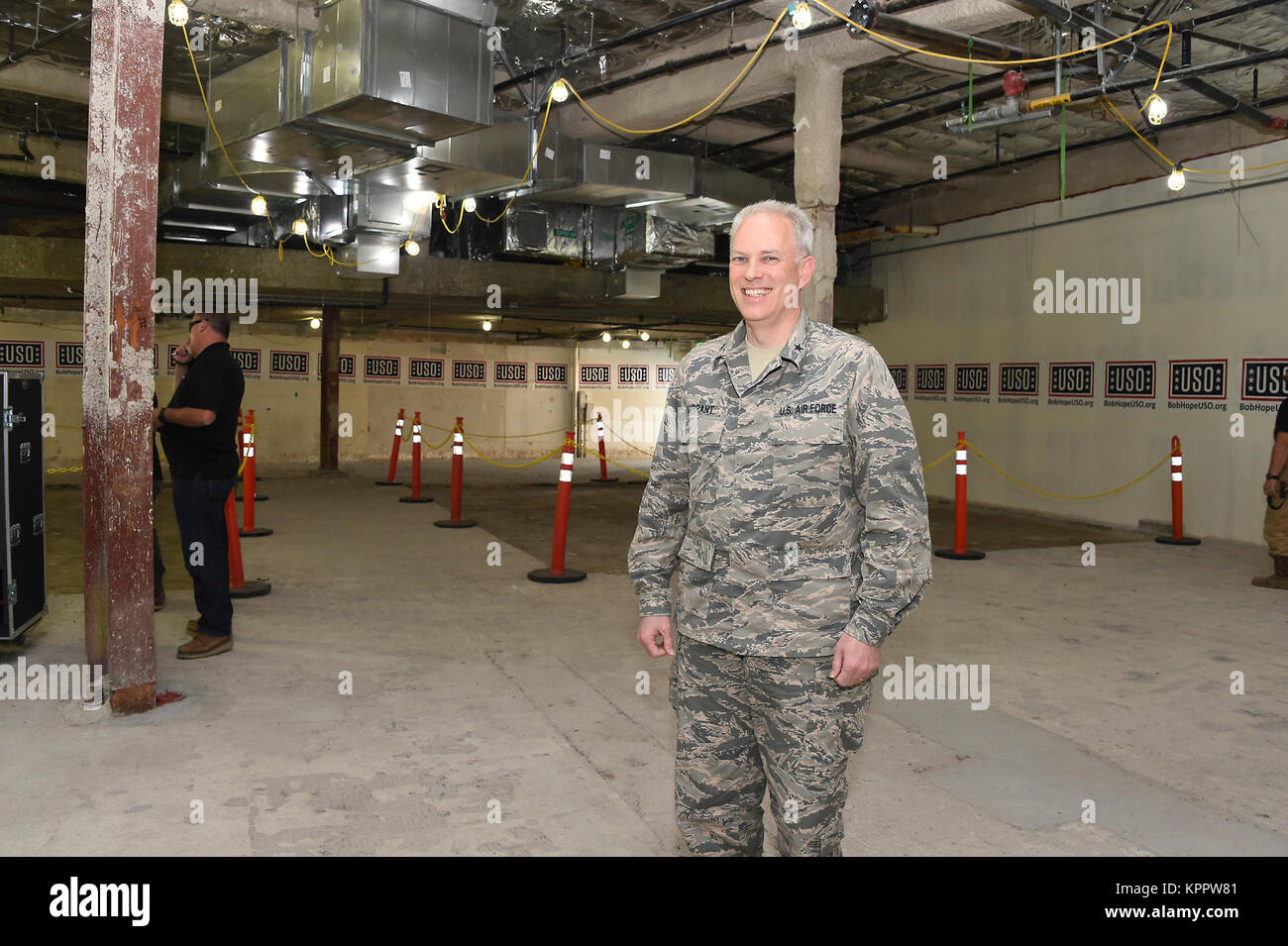 7 000 pieds carrés d'une partie de l'emblématique bâtiment thème à l'Aéroport International de Los Angeles sera le nouveau domicile de l'USO à LAX après quelques travaux et déménagement hors de la temporaire de 4 000 pieds carrés, des bandes-annonces, en mars de 2018. Parmi les bienfaiteurs, les militaires en service actif, et d'autres invités et DVs, Brig. Le général Philip Garrant, Vice-commandant, de l'espace et des Missiles Systems Center, Los Angeles Air Force Base, en Californie, a assisté et pris la parole à l'être bientôt nouveau LAX USO, "révolutionnaire" au sens figuré - cérémonie, Dec 6, 2017. (U.S. Air Force Banque D'Images
