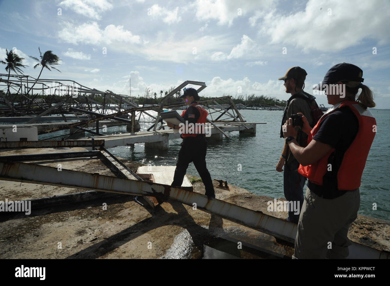 Membres de l'équipe avec l'Ouragan Maria FSE-10 réponse naviguer sur Porto Rico l'ouragan des débris pendant une mission d'évaluation des navires en détresse, de localiser les propriétaires de bateau, et évaluer les préoccupations environnementales entourant les opérations de récupération, Isleta Marina, Porto Rico, le 6 décembre 2017. L'équipe qui a visité le port de plaisance comprenaient des représentants de la Garde côtière des États-Unis, l'Environmental Protection Agency, National Oceanic and Atmospheric Administration, et U.S. Fish and Wildlife Service. La mission du FSE-10 offre pas de frais pour les options de suppression de navires bloqués par l'Ouragan Maria ; bateau affecté propre Banque D'Images