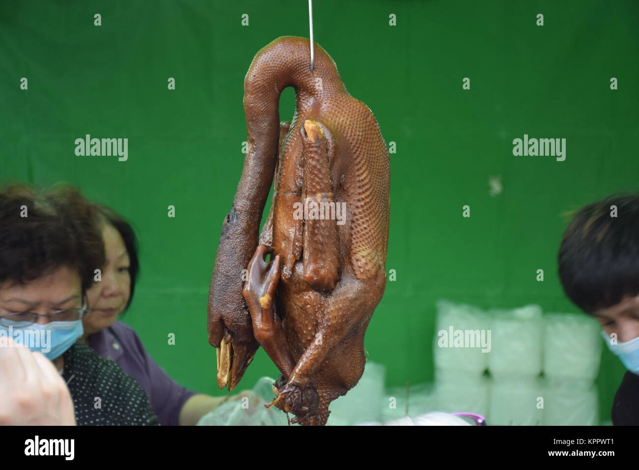 Libre d'une oie rôtie hanging in a food à Hong Kong, Chine Banque D'Images