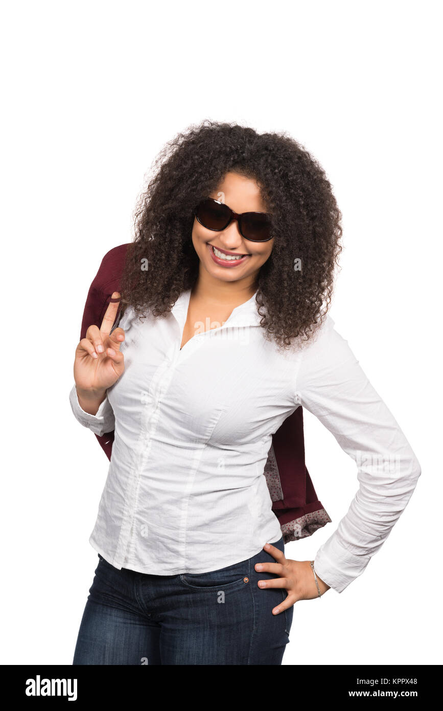 Freigestelltes Foto einer jungen Frau mit dunklen Afro-Look lockigen Haaren () und die Sonnenbrille, eine Jacke über der trägt Schulter. Banque D'Images