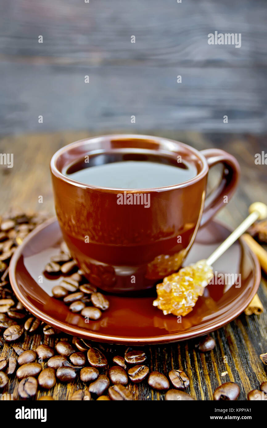 Tasse de café en brun avec du sucre et des céréales à bord Banque D'Images