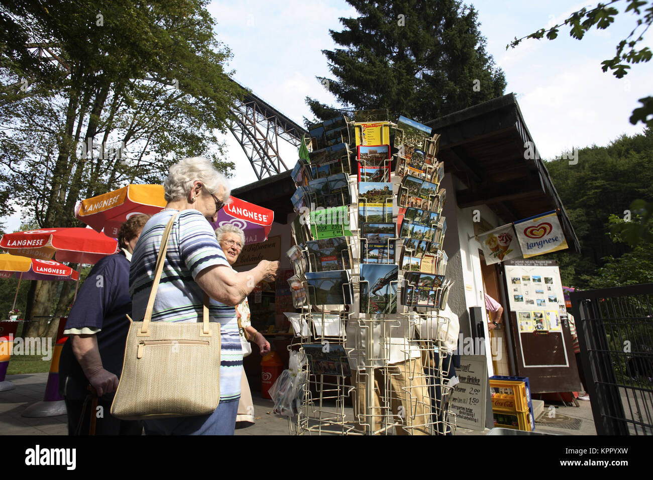 L'Allemagne, la région de Bergisches Land, carte postale stand à l'Muengstener bridge près de Solingen. France, région du Bergisches Land, Postkartenstand an der Mue Banque D'Images