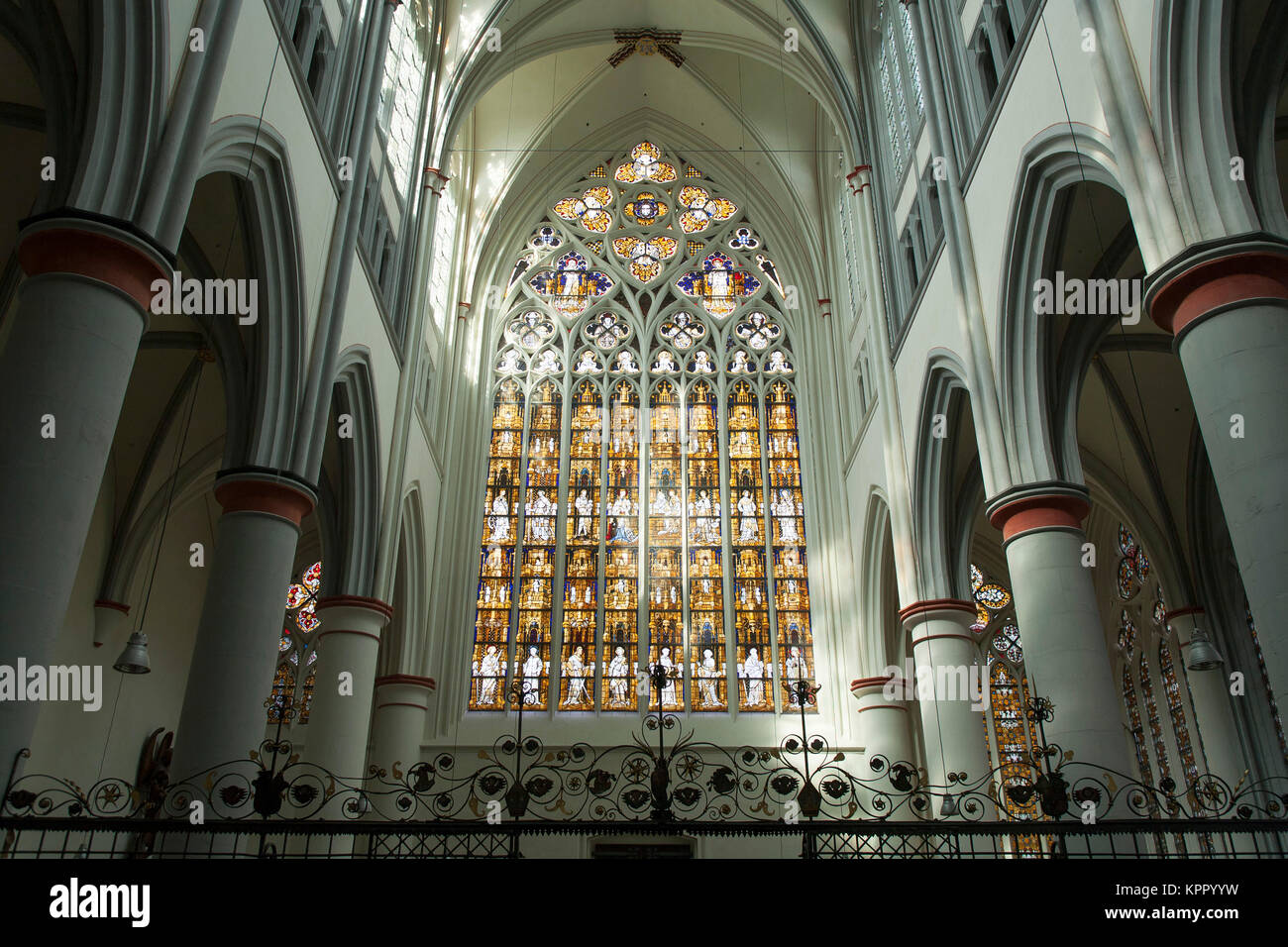 L'Allemagne, la région de Bergisches Land, la cathédrale d'Altenberg, la fenêtre de l'ouest est la plus grande fenêtre de l'église au nord des Alpes. Deutschland, Bergis Banque D'Images
