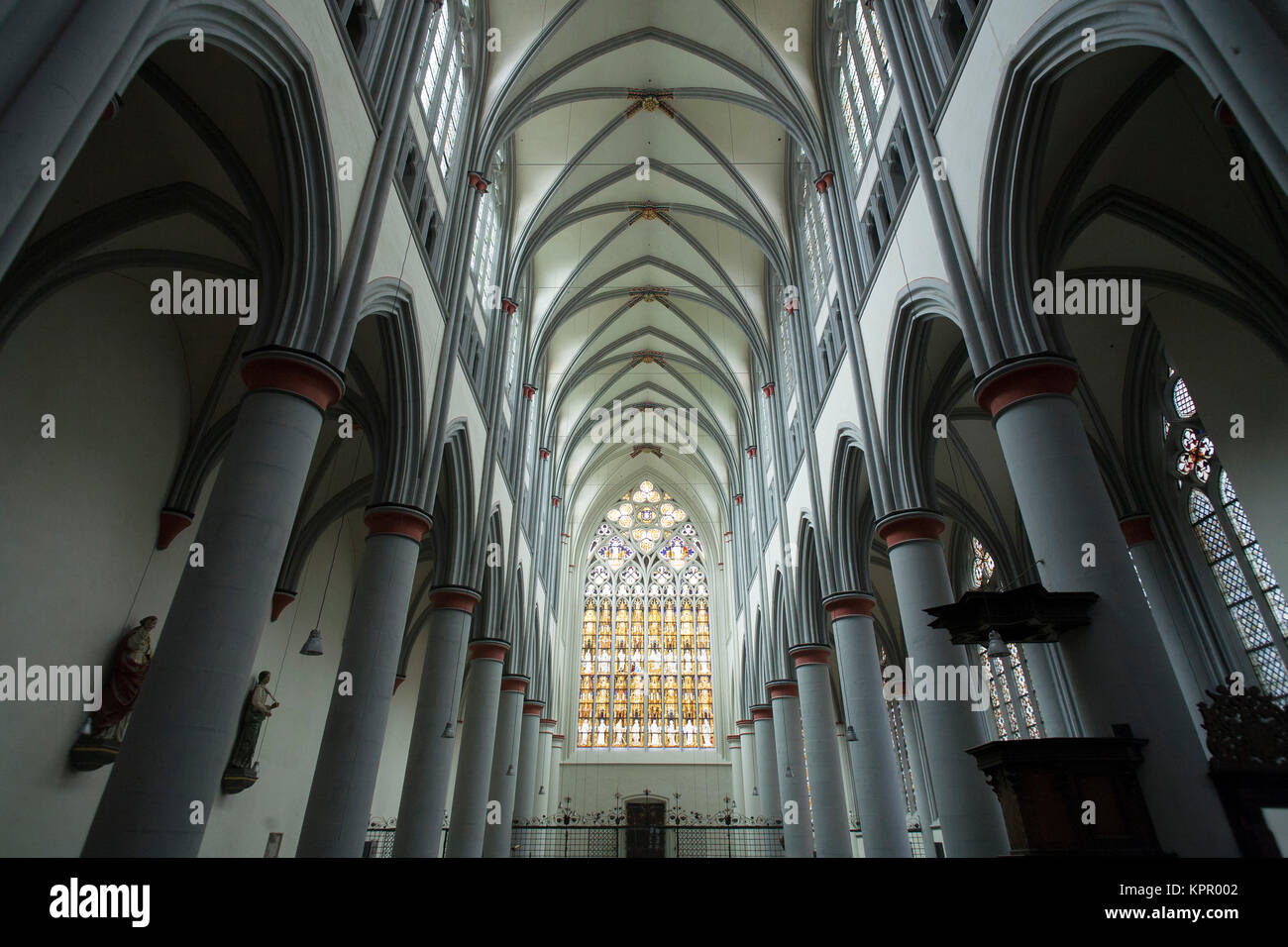 L'Allemagne, la région de Bergisches Land, la cathédrale d'Altenberg, la fenêtre de l'ouest est la plus grande fenêtre de l'église au nord des Alpes. Deutschland, Bergis Banque D'Images