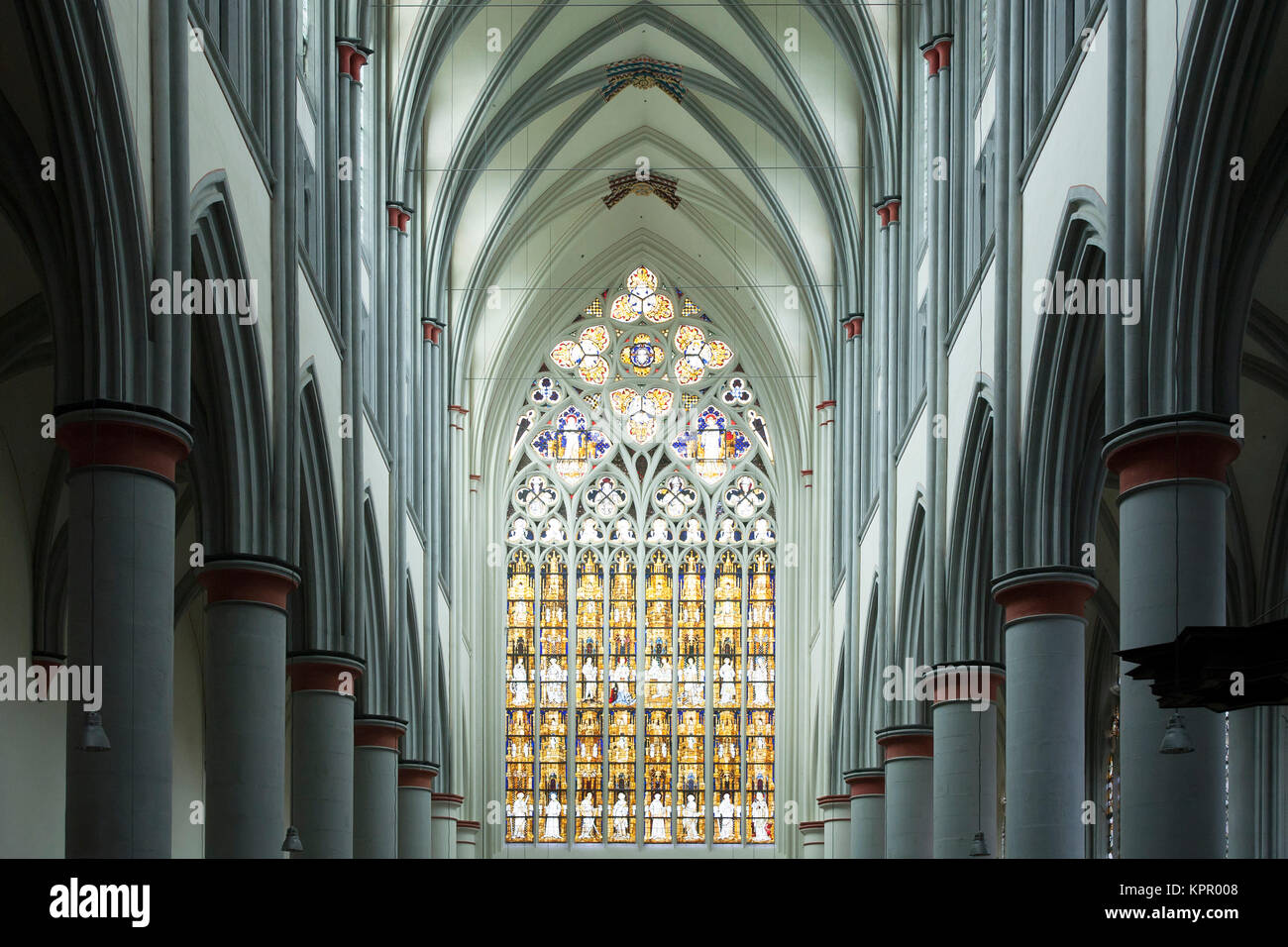 L'Allemagne, la région de Bergisches Land, la cathédrale d'Altenberg, la fenêtre de l'ouest est la plus grande fenêtre de l'église au nord des Alpes. Deutschland, Bergis Banque D'Images