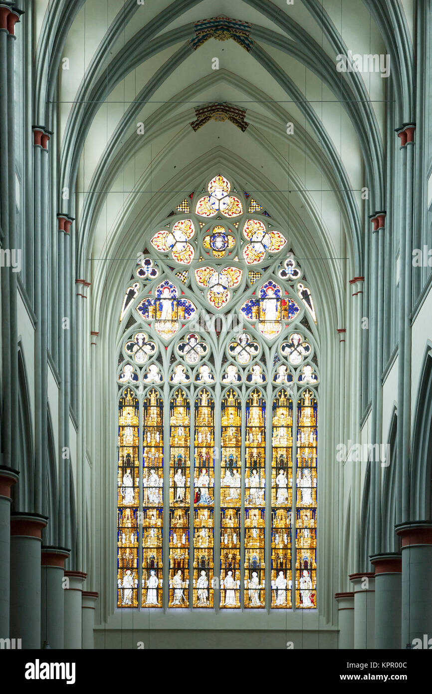 L'Allemagne, la région de Bergisches Land, la cathédrale d'Altenberg, la fenêtre de l'ouest est la plus grande fenêtre de l'église au nord des Alpes. Deutschland, Bergis Banque D'Images