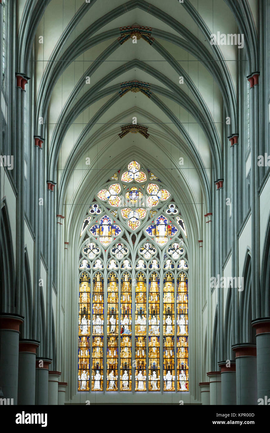 L'Allemagne, la région de Bergisches Land, la cathédrale d'Altenberg, la fenêtre de l'ouest est la plus grande fenêtre de l'église au nord des Alpes. Deutschland, Bergis Banque D'Images