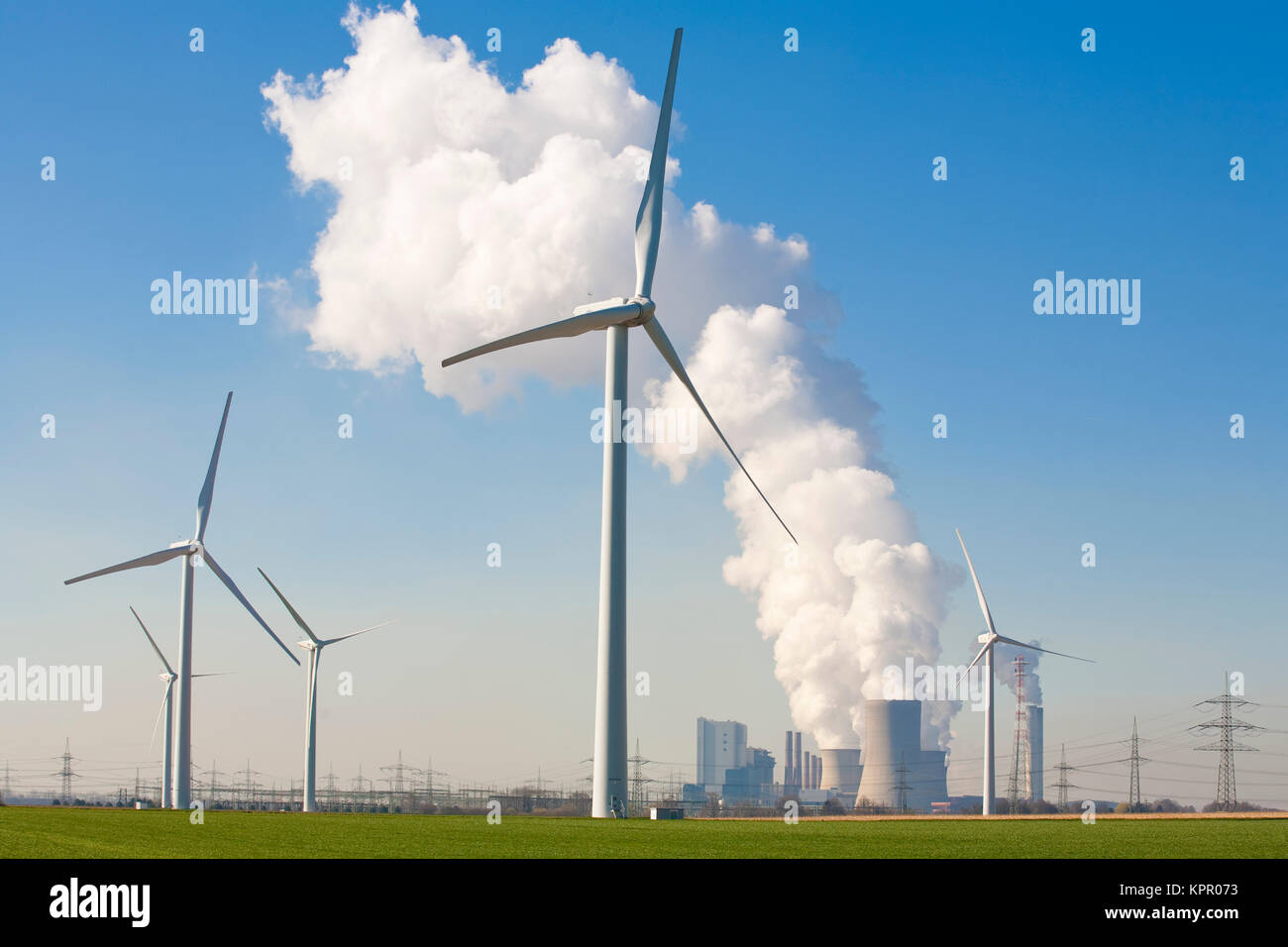 L'Allemagne, l'brown coal power station Niederaußem, près de Bergheim, les éoliennes. Deutschland, das Braunkohlekraftwerk Niederaußem bei Bergheim, Banque D'Images