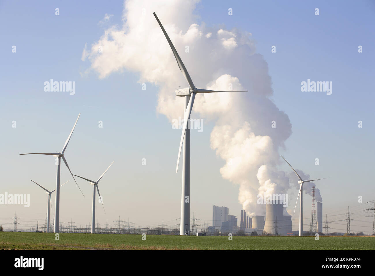 L'Allemagne, l'brown coal power station Niederaußem, près de Bergheim, les éoliennes. Deutschland, das Braunkohlekraftwerk Niederaußem bei Bergheim, Banque D'Images