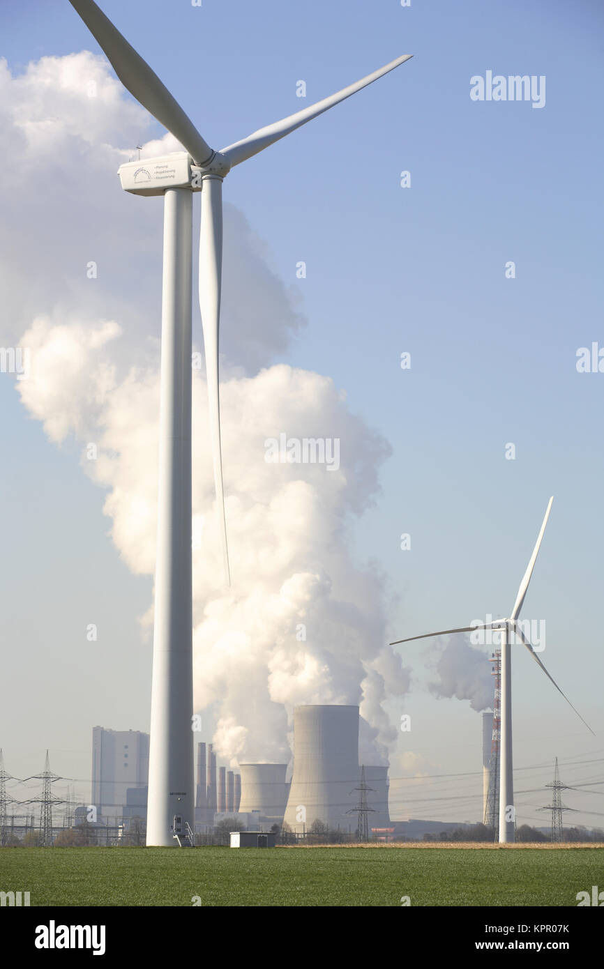 L'Allemagne, l'brown coal power station Niederaußem, près de Bergheim, les éoliennes. Deutschland, das Braunkohlekraftwerk Niederaußem bei Bergheim, Banque D'Images