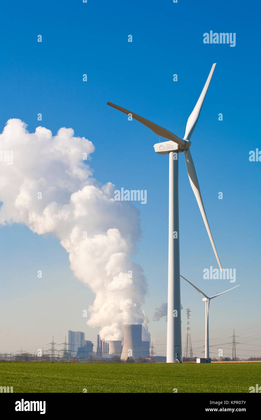 L'Allemagne, l'brown coal power station Niederaußem, près de Bergheim, les éoliennes. Deutschland, das Braunkohlekraftwerk Niederaußem bei Bergheim, Banque D'Images