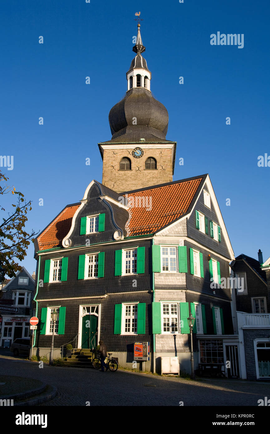 L'Europe, l'Allemagne, la région de Bergisches Land, Remscheid-Lennep, chambre au vieux marché, église du village. Europa, Deutschland, région du Bergisches Land, Remscheid- Banque D'Images