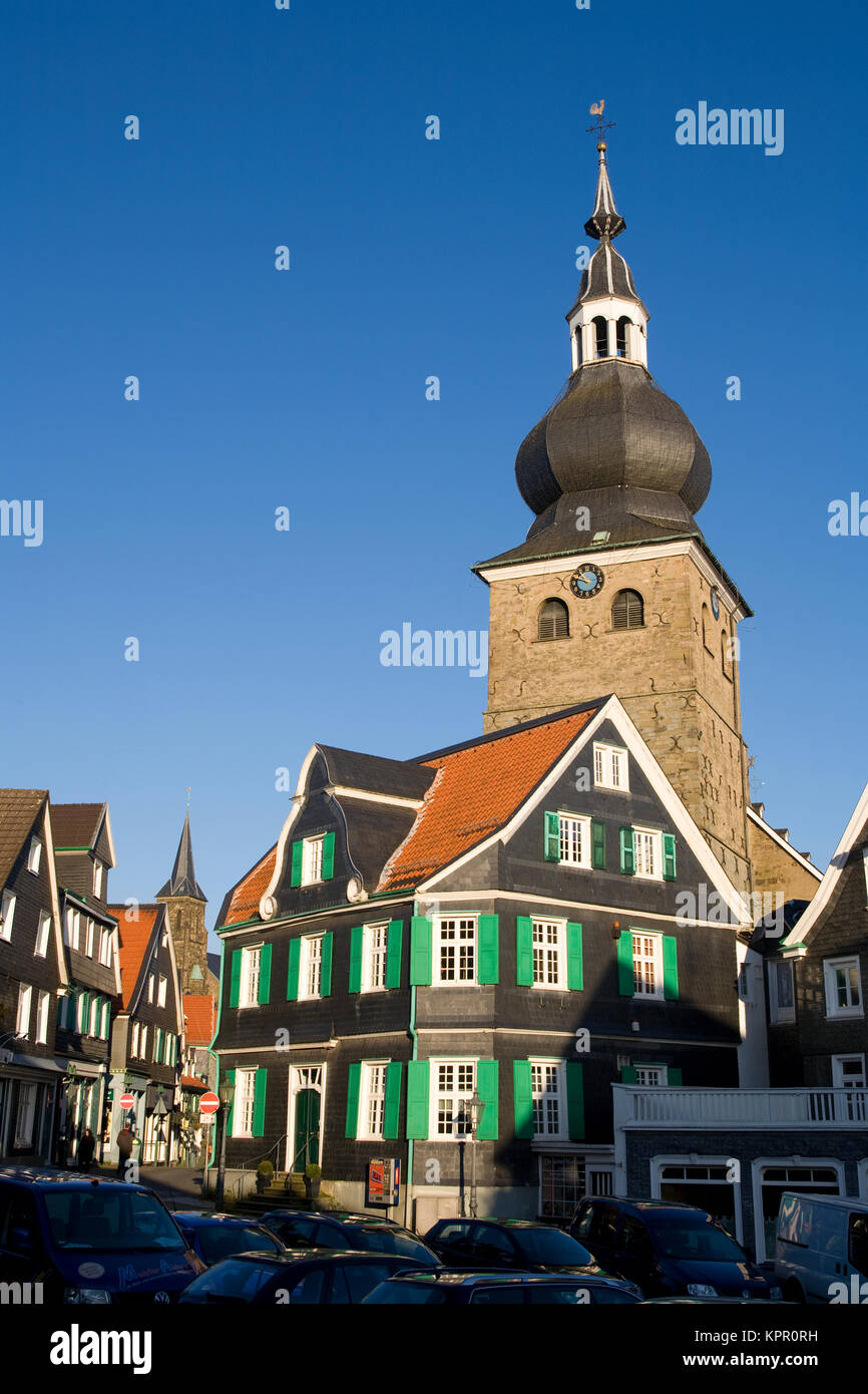 L'Europe, l'Allemagne, la région de Bergisches Land, Remscheid-Lennep, chambre au vieux marché, église du village. Europa, Deutschland, région du Bergisches Land, Remscheid- Banque D'Images