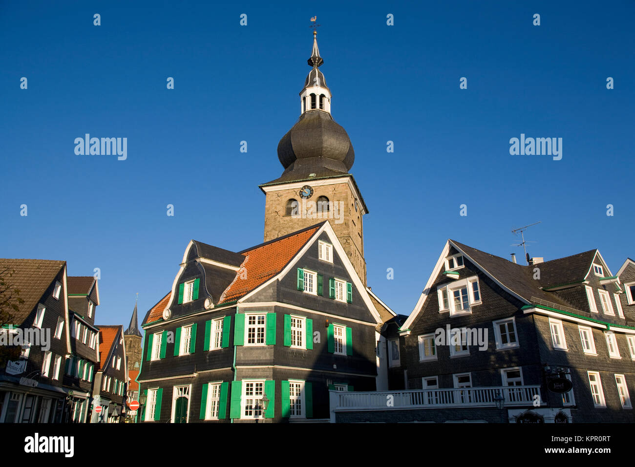 L'Europe, l'Allemagne, la région de Bergisches Land, Remscheid-Lennep, maisons au vieux marché, église du village. Europa, Deutschland, région du Bergisches Land, à Remscheid Banque D'Images