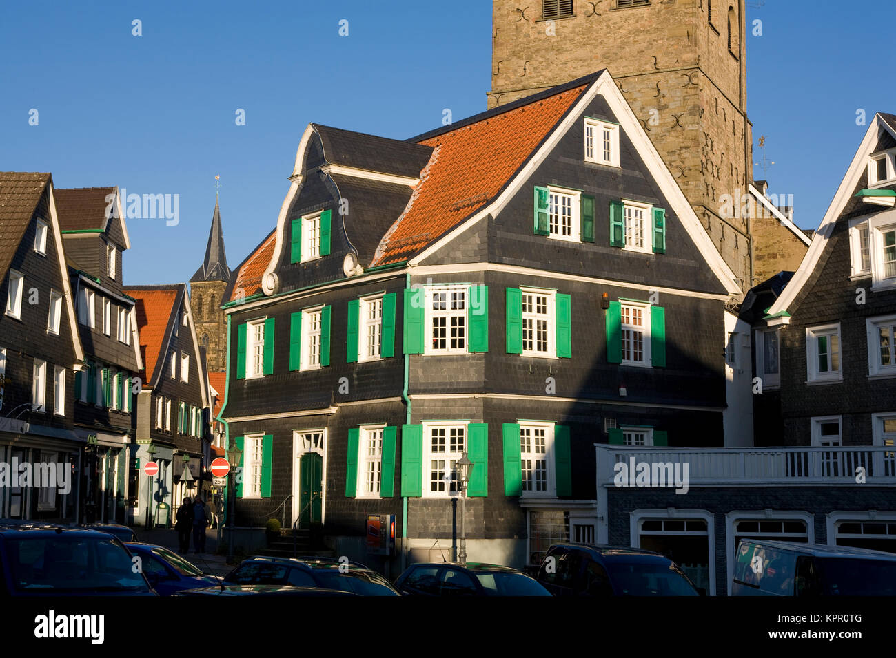 L'Europe, l'Allemagne, la région de Bergisches Land, Remscheid-Lennep, maisons au vieux marché, église du village, dans l'arrière-plan l'église Saint Bonaventure. E Banque D'Images