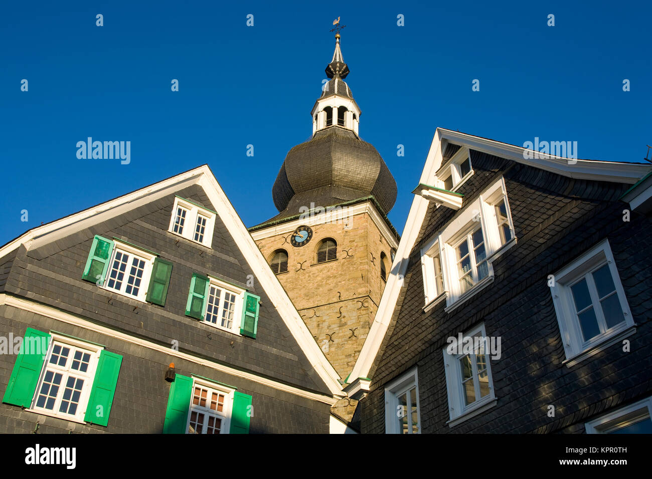 L'Europe, l'Allemagne, la région de Bergisches Land, Remscheid-Lennep, maisons au vieux marché, église du village. Europa, Deutschland, région du Bergisches Land, à Remscheid Banque D'Images