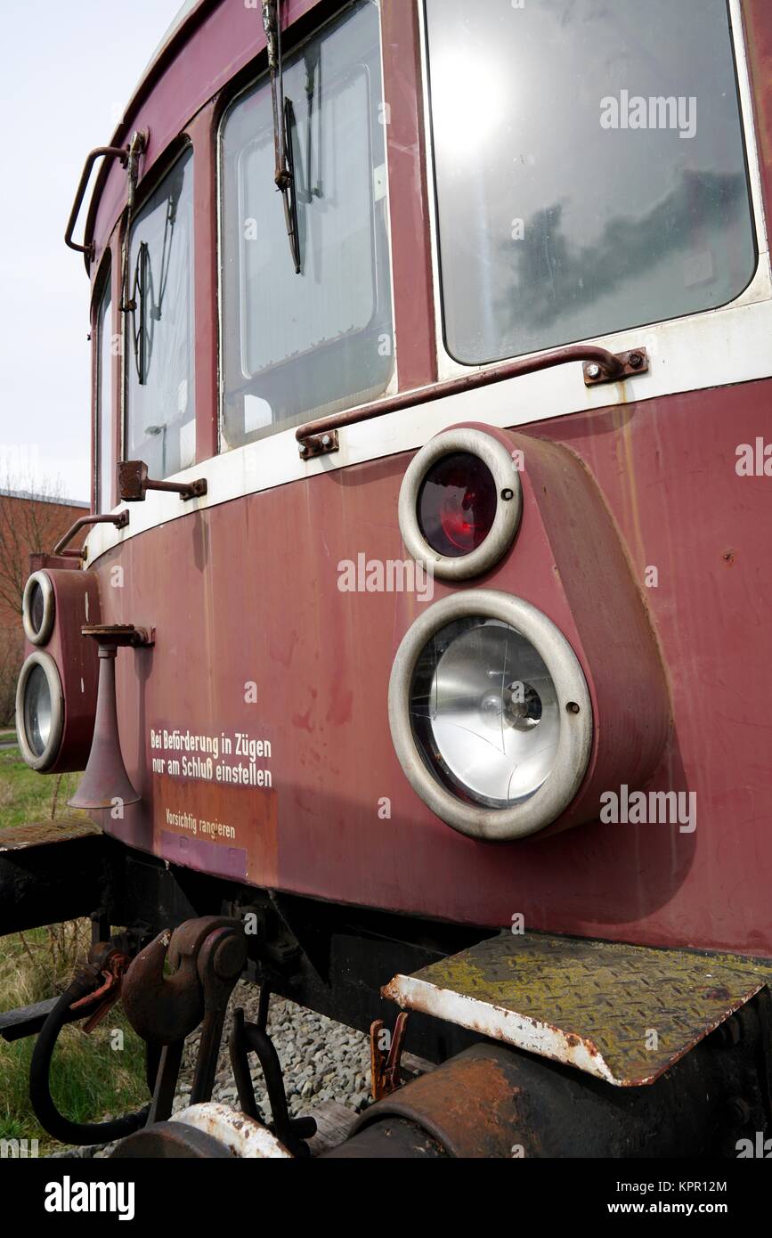 Phares d'une vieille locomotive dans le port de Magdeburg Banque D'Images