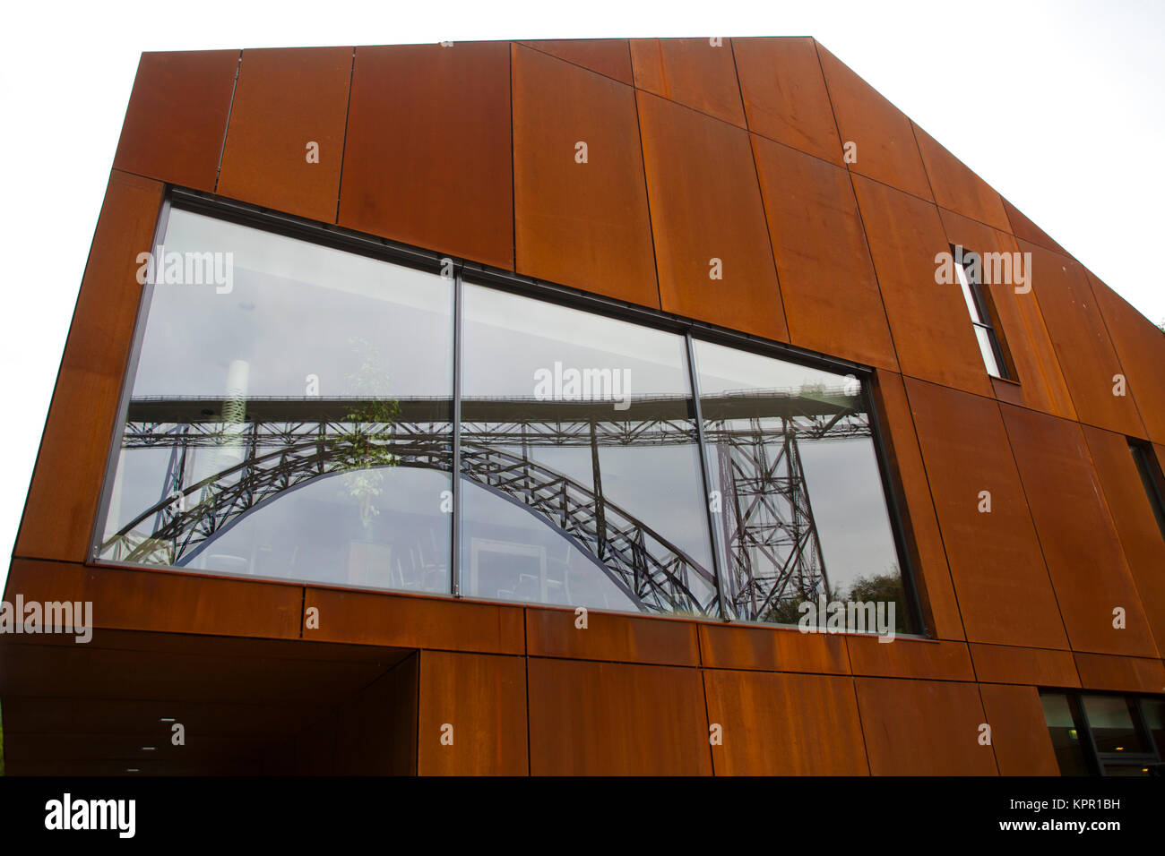 L'Europe, l'Allemagne, la région de Bergisches Land, le Muengstener bridge près de Solingen miroirs dans une fenêtre de l'Hotel Cafe. De Müngsten Europa, Deutschland Banque D'Images