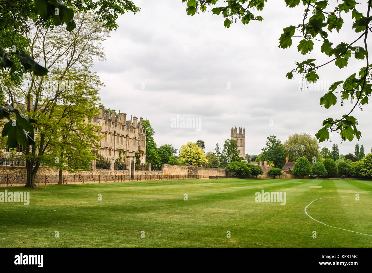 Recherche à travers le champ vers Merton Merton College et la tour de Magdalen College à Oxford à pied de Merton, Oxfordhire, Angleterre Banque D'Images