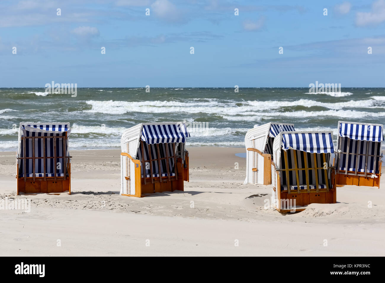 Chaises de plage avec les écrans solaires à Kolobrzeg en Pologne peut être vu sur une plage de sable fin par la rive de la mer Baltique Banque D'Images