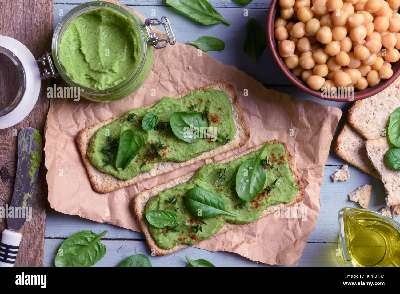 Deux crackers avec humus épinards vert Banque D'Images