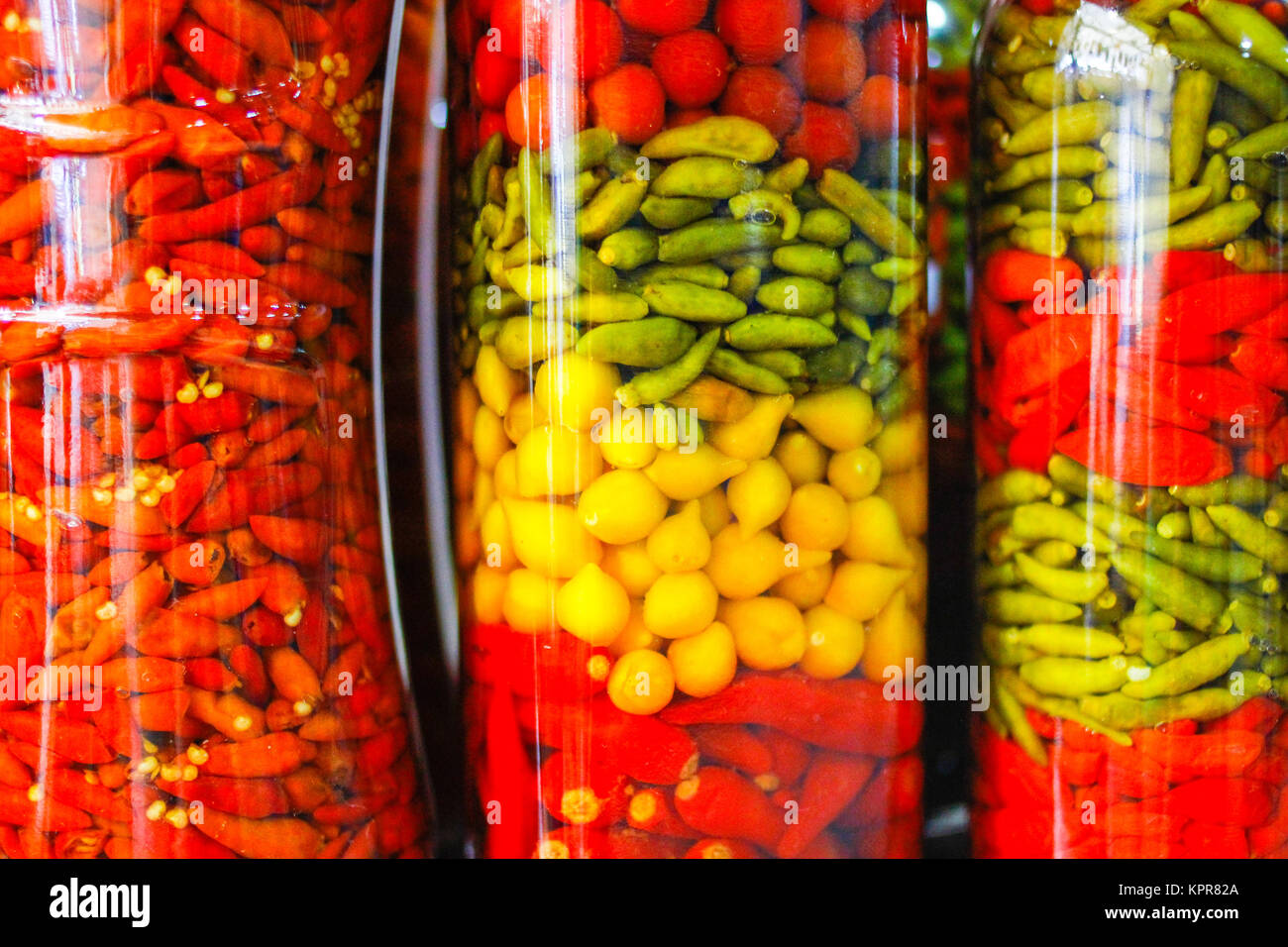 Les bocaux en verre de légumes marinés y compris les piments, les oignons et les concombres dans un des nombreux marchés à Rio de Janeiro, Brésil Banque D'Images