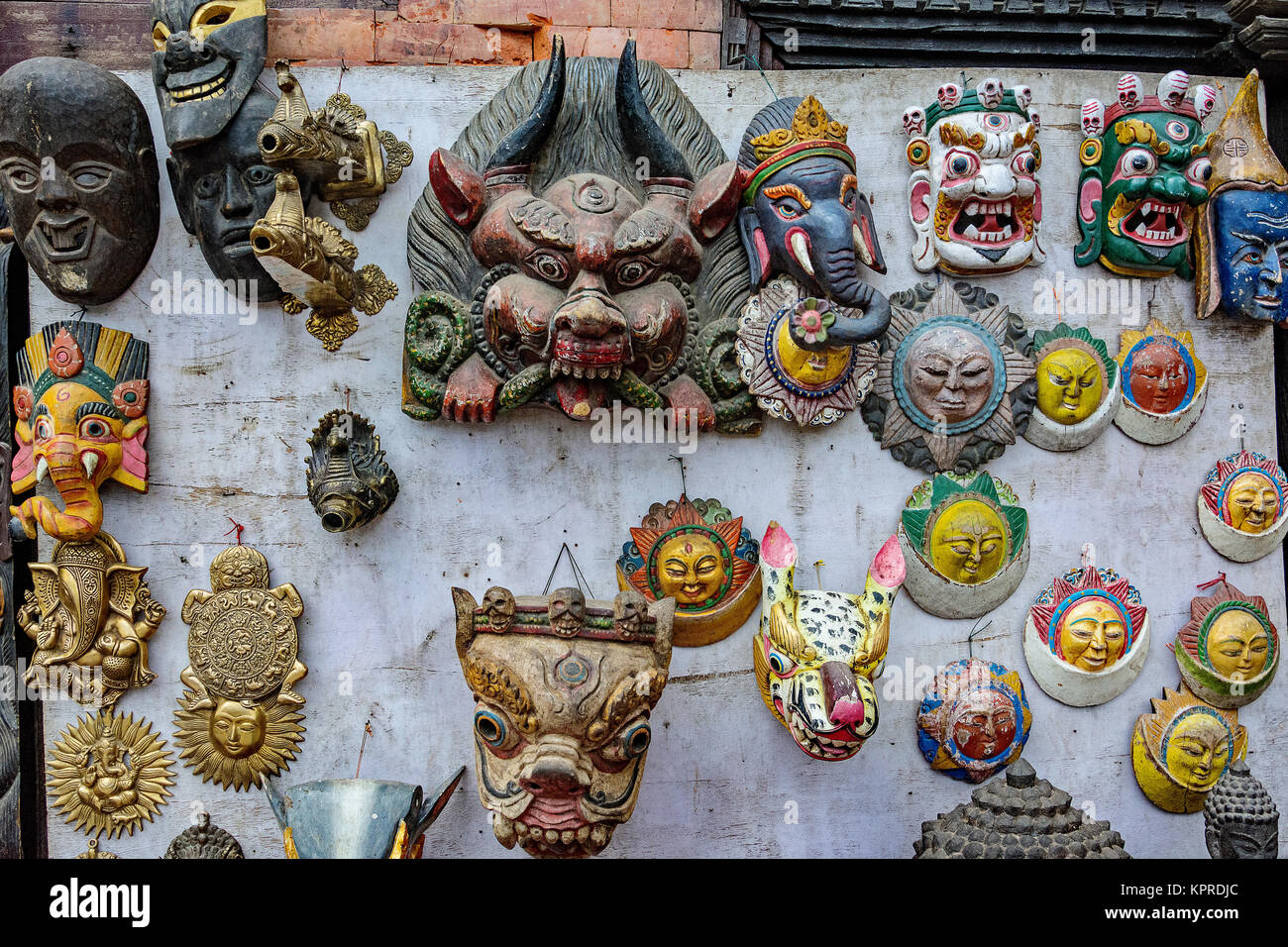 Masques et d'art religieux en vente en vitrine à Katmandu, au Népal. Monkey Temple - Swayambhunath Stupa. Banque D'Images