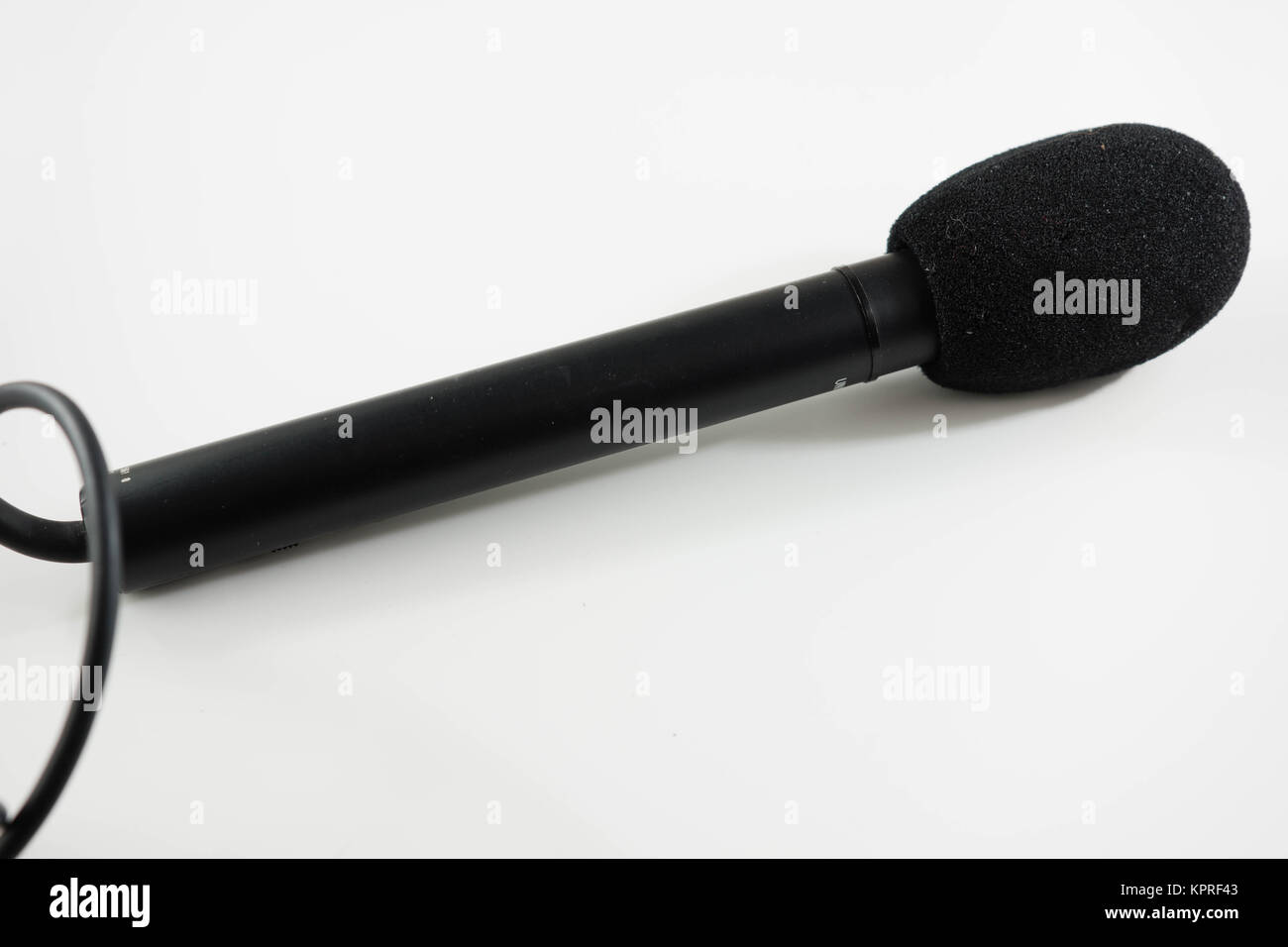 Schwarzes Mikrofon mit weißem Hintergrund Banque D'Images