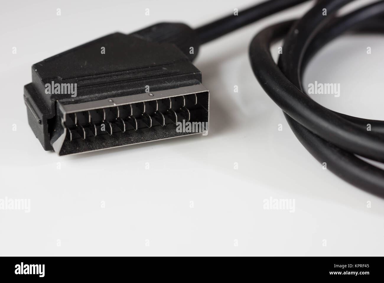 Schwarzer Scart-Stecker mit Kabel mit weißem Hintergrund Banque D'Images