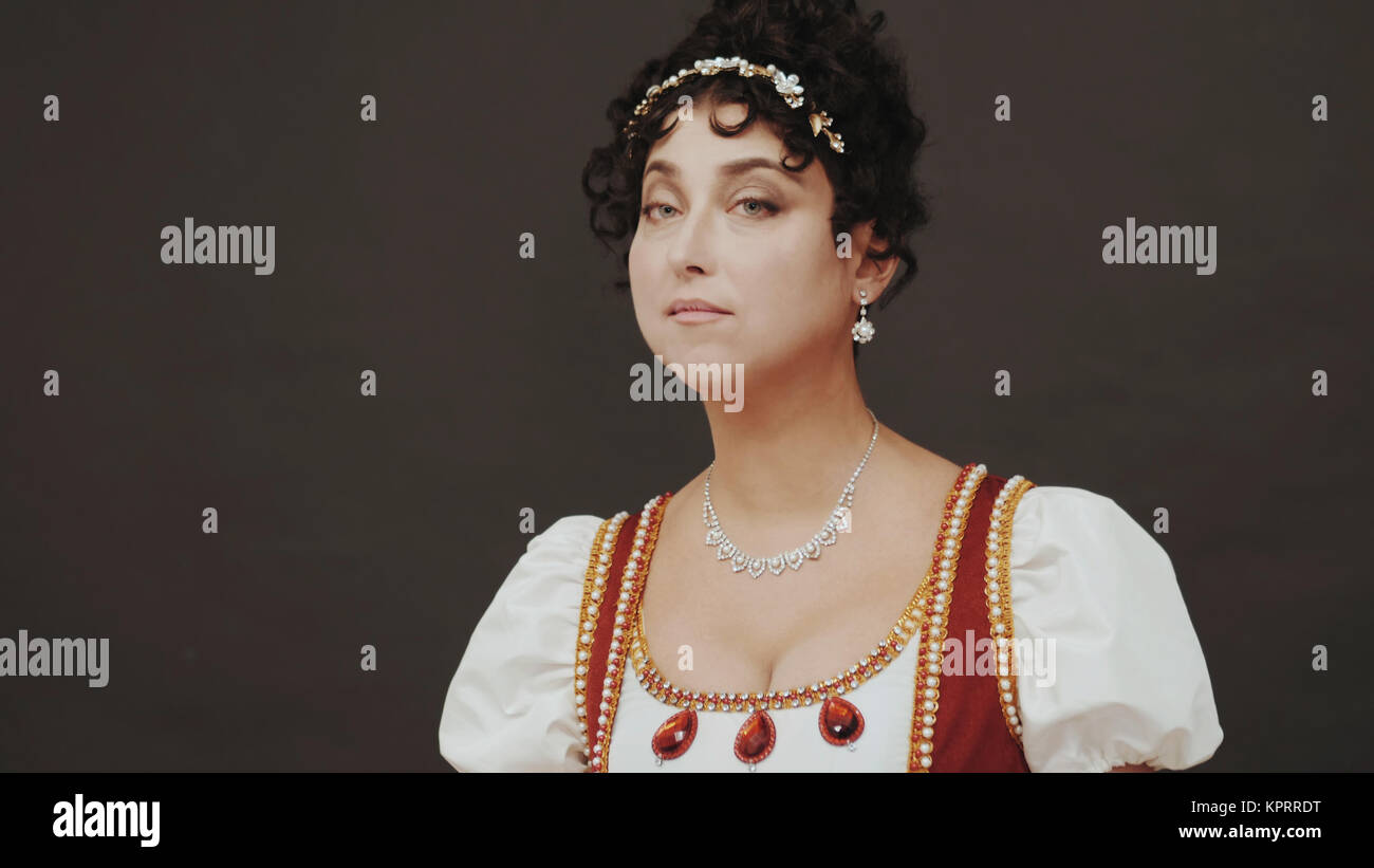 Belle femme debout dans vieille robe royale historique du 18ème siècle