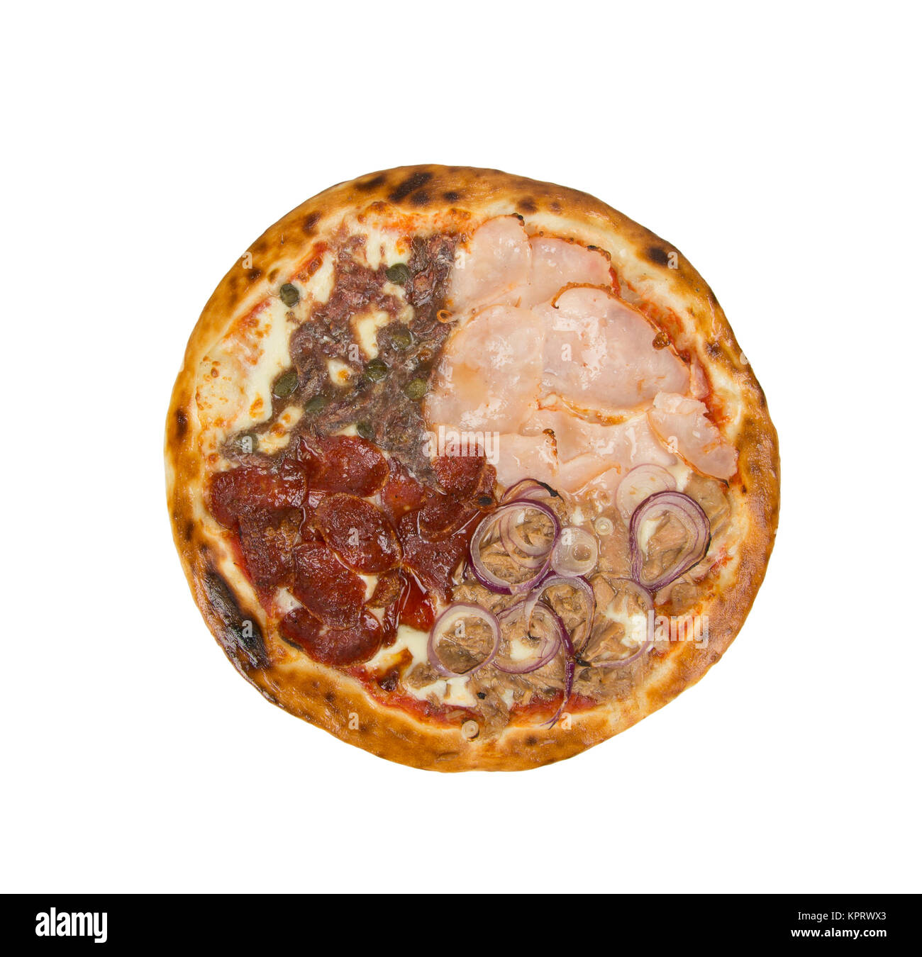 La pizza sur un fond blanc avec filet, fromage, sauce tomate, les épices et le piment de cayenne. Banque D'Images