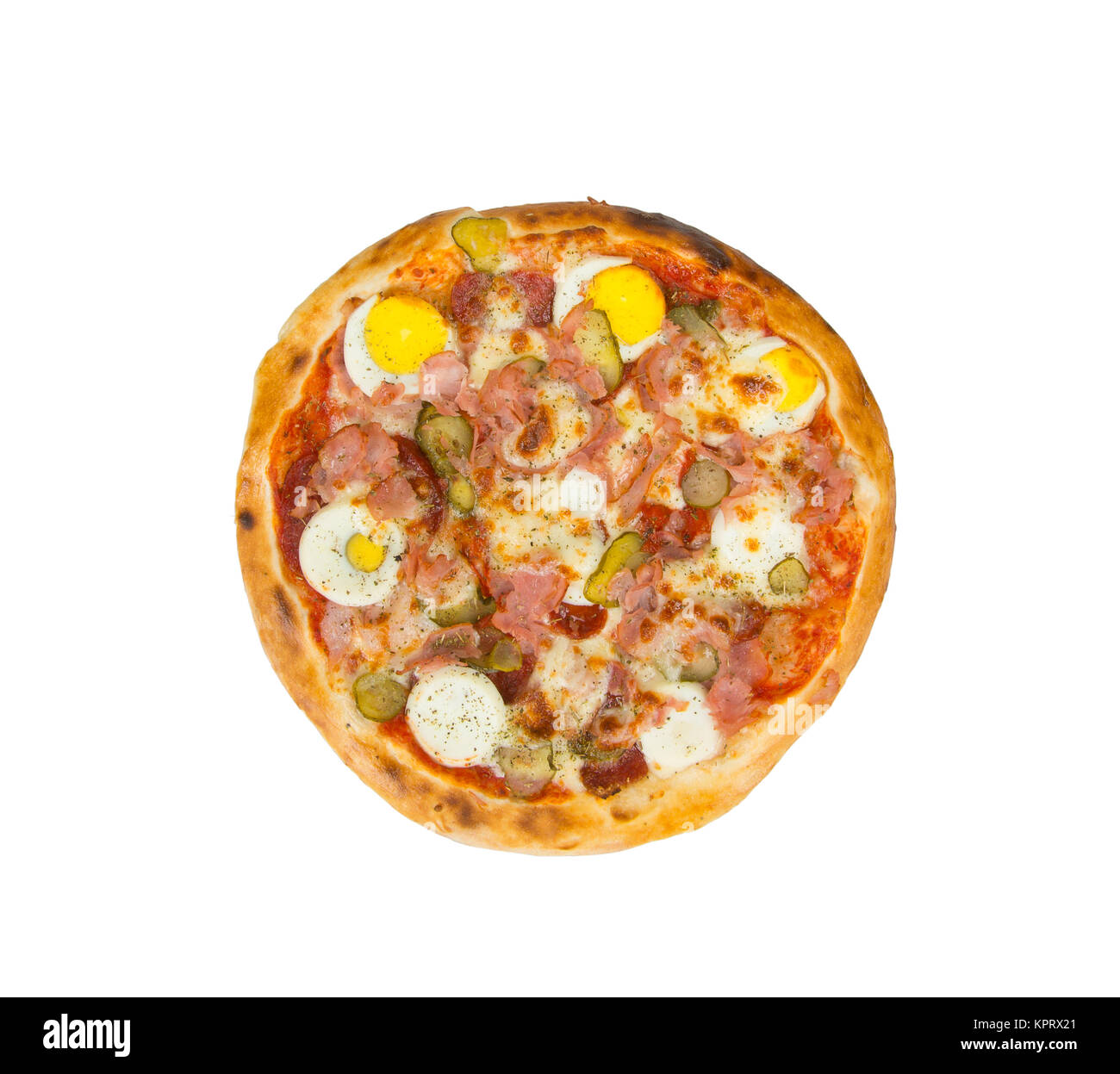 La pizza sur un fond blanc avec des oeufs, jambon, salami, fromage, des marinades et des épices. Banque D'Images