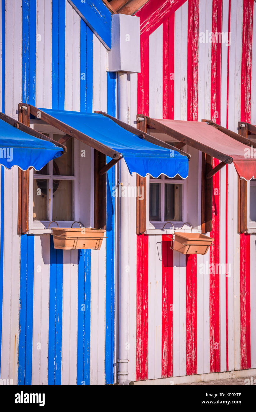 Maisons de pêcheurs à rayures colorées en bleu et rouge, Costa Nova, Aveiro, Portugal Banque D'Images
