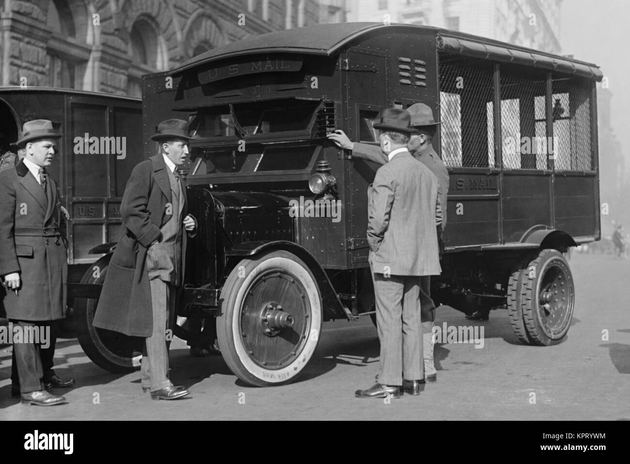 La livraison de nouveaux Mail Truck inspectés par quatre hommes Banque D'Images