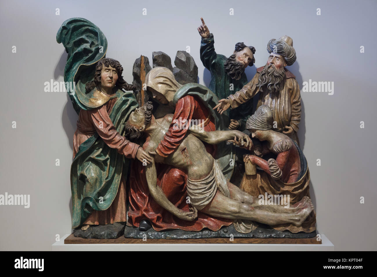 Lamentation du Christ de Korkusova Huť datée du 1520 sur l'affichage dans la galerie (Alšova jihočeská galerie) à Hluboká nad Vltavou en Bohême du Sud, en République tchèque. La sculpture en bois polychrome a été sculpté par l'atelier de sculpture du bassin du Danube. Banque D'Images
