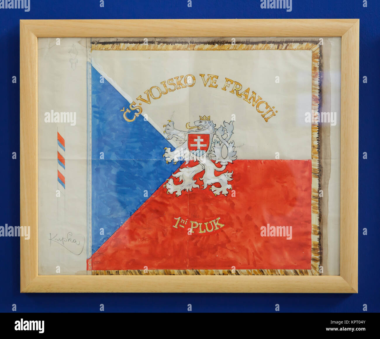 Dessin du drapeau du 1er Régiment de l'armée tchécoslovaque en France (1918-1919) par le peintre moderniste tchèque František Kupka sur l'affichage dans la galerie (Alšova jihočeská galerie) à Hluboká nad Vltavou en Bohême du Sud, en République tchèque. Banque D'Images