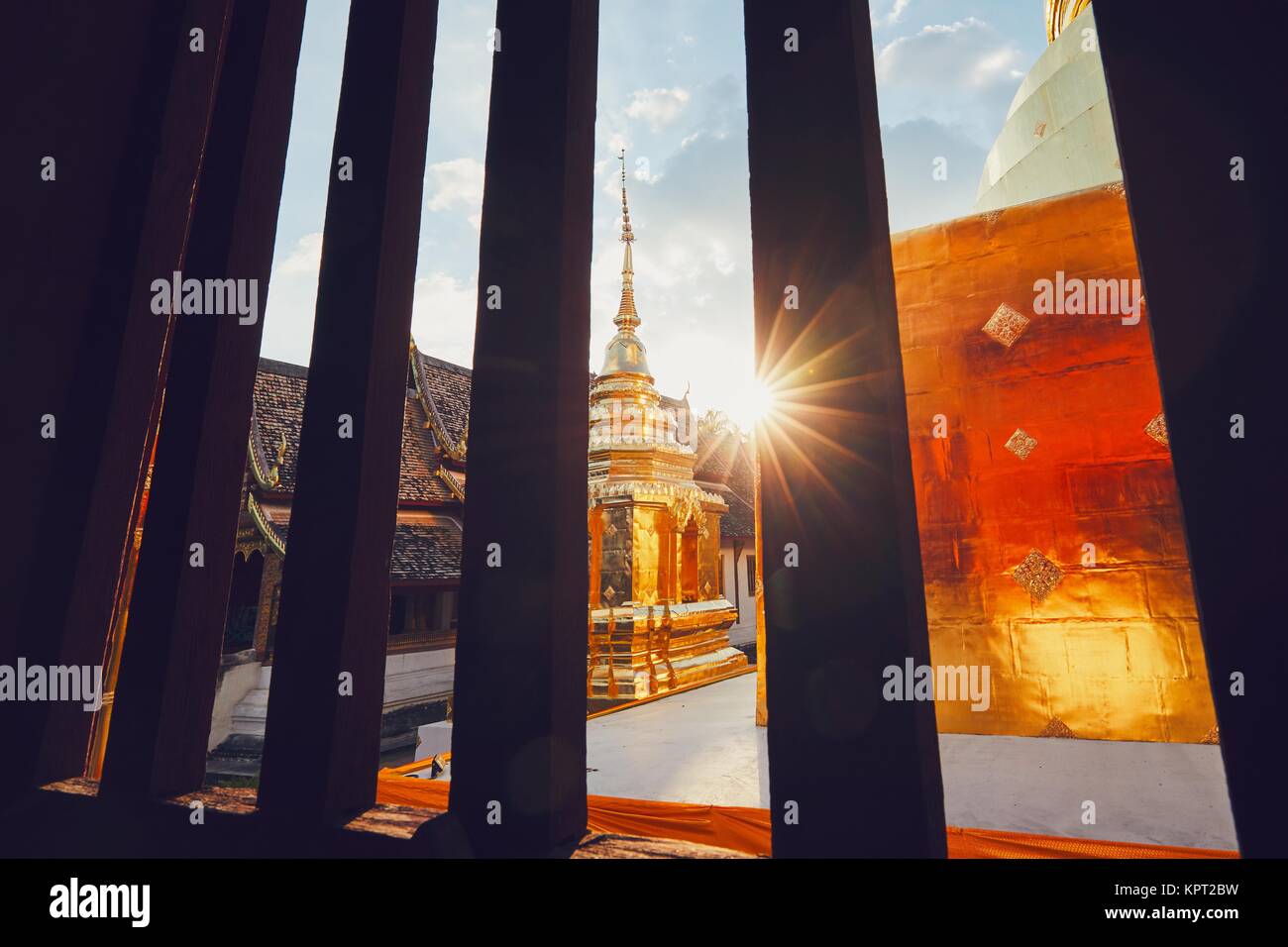 Vue de la fenêtre de la Buddhist Temple Phra Singh au coucher du soleil. Monument préféré des touristes au centre-ville de Chiang Mai en Thaïlande. Banque D'Images Vue de la fenêtre de la Buddhist Temple Phra Singh au coucher du soleil. Monument préféré des touristes au centre-ville de Chiang Mai en Thaïlande. Banque D'Images