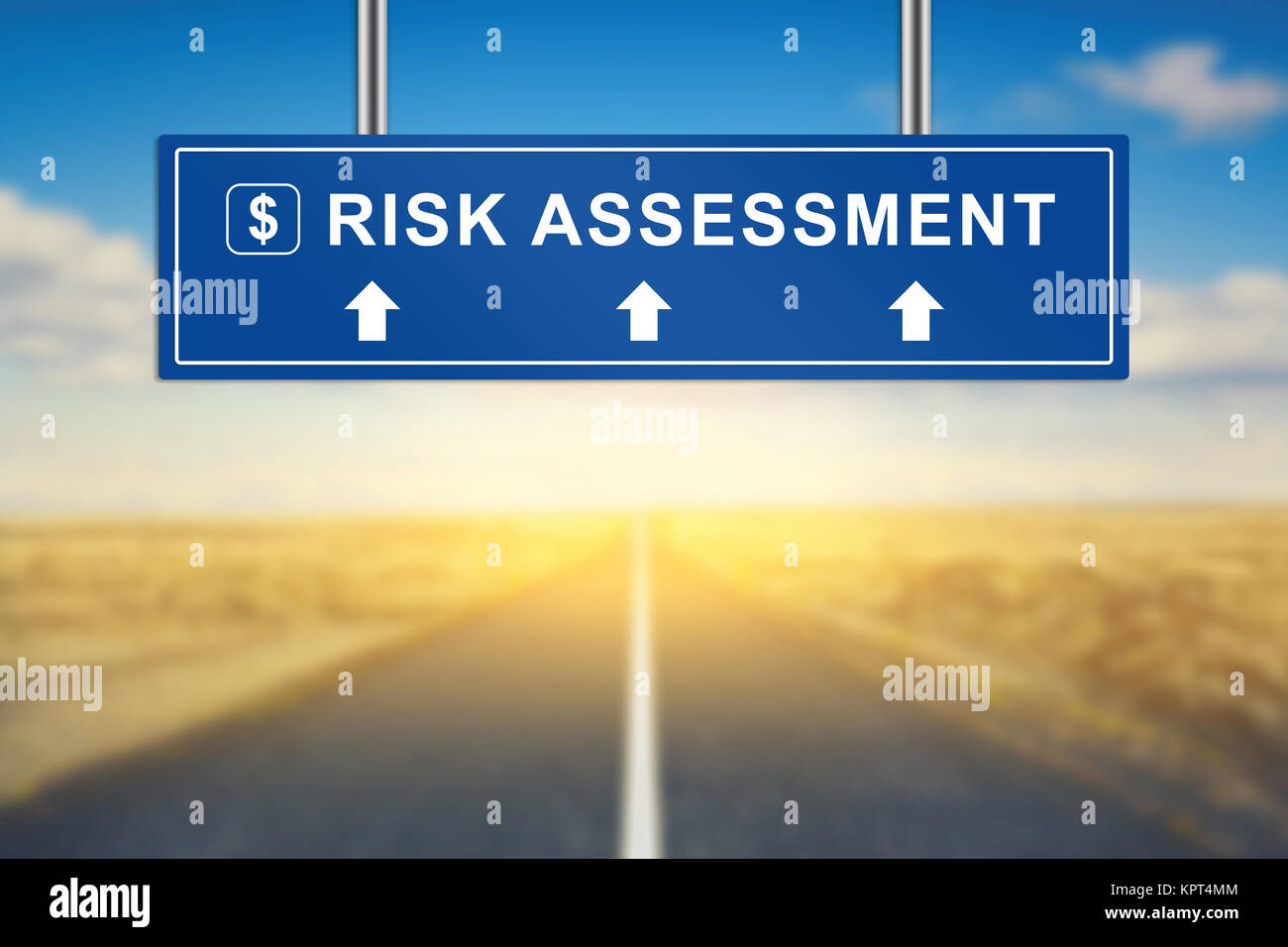 Mots clés de l'évaluation des risques sur la route bleue signe avec arrière-plan flou Banque D'Images