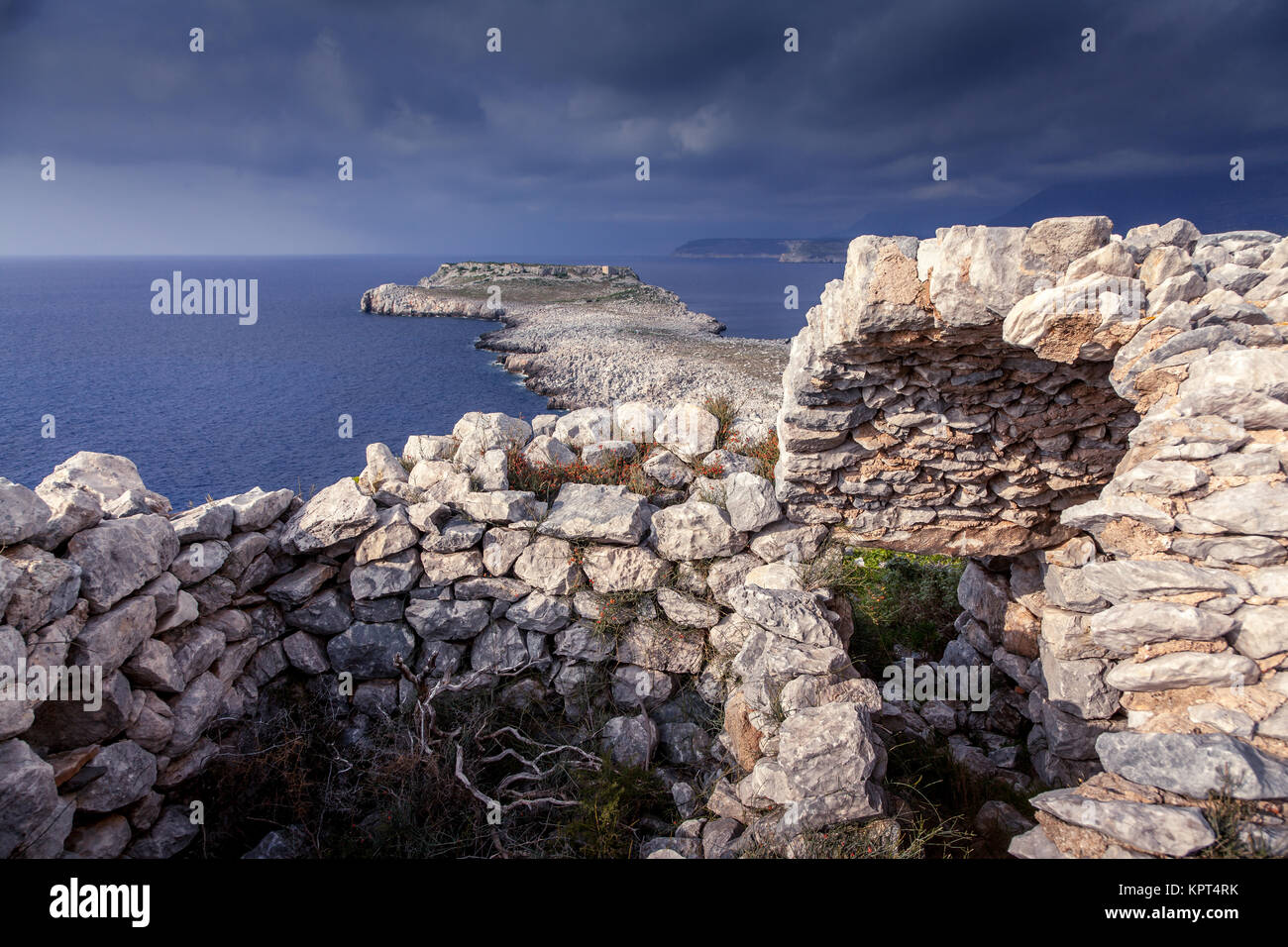 Ruines du château historique de Maini, dans la célèbre région de Mani, en Laconie, Péloponnèse, Grèce. Banque D'Images