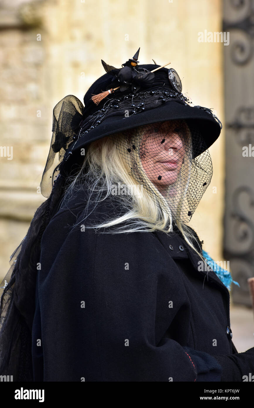 Un style gothique steampunk femme vêtue de vêtements noirs avec un chapeau  et un voile et un membre de la variante Morris dancing troup ou gang de  danseurs Photo Stock - Alamy