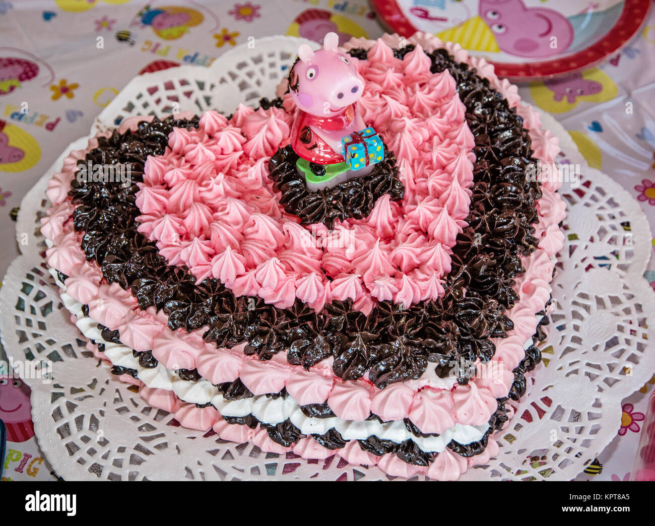 Grand Anniversaire Et Chocolat Gateau Mousse Avec Du Sucre Cochon Nourriture Symbolique Table De Fete Filtre Photo Rouge Photo Stock Alamy Grand Anniversaire Et Chocolat Gateau Mousse Avec Du Sucre Cochon Nourriture Symbolique Table De Fete Filtre Photo Rouge Photo Stock Alamy