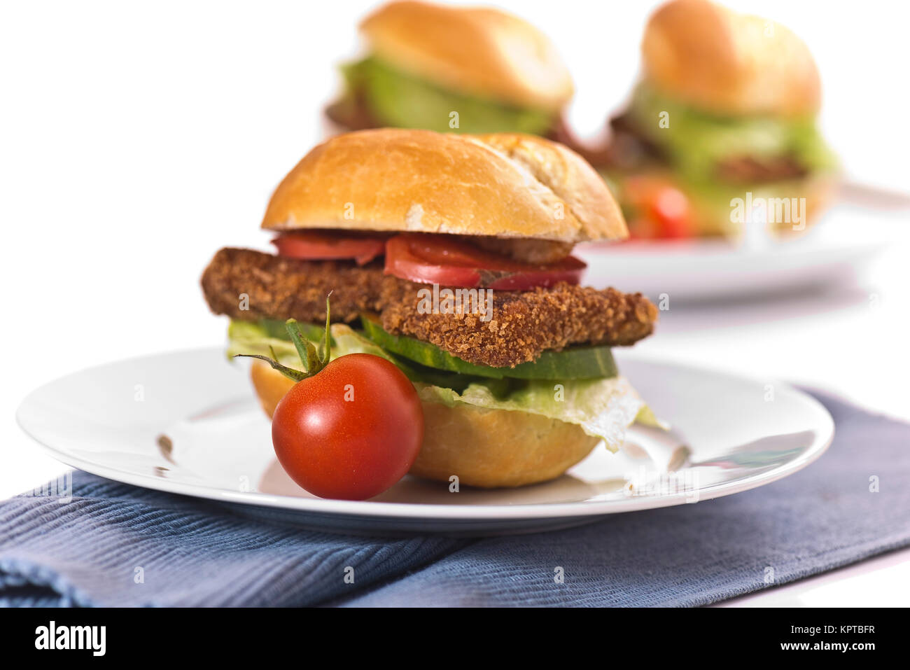 Schnitzelbrötchen auf weißem Hintergrund mit frischer Salat und Gurken, Tomate Banque D'Images