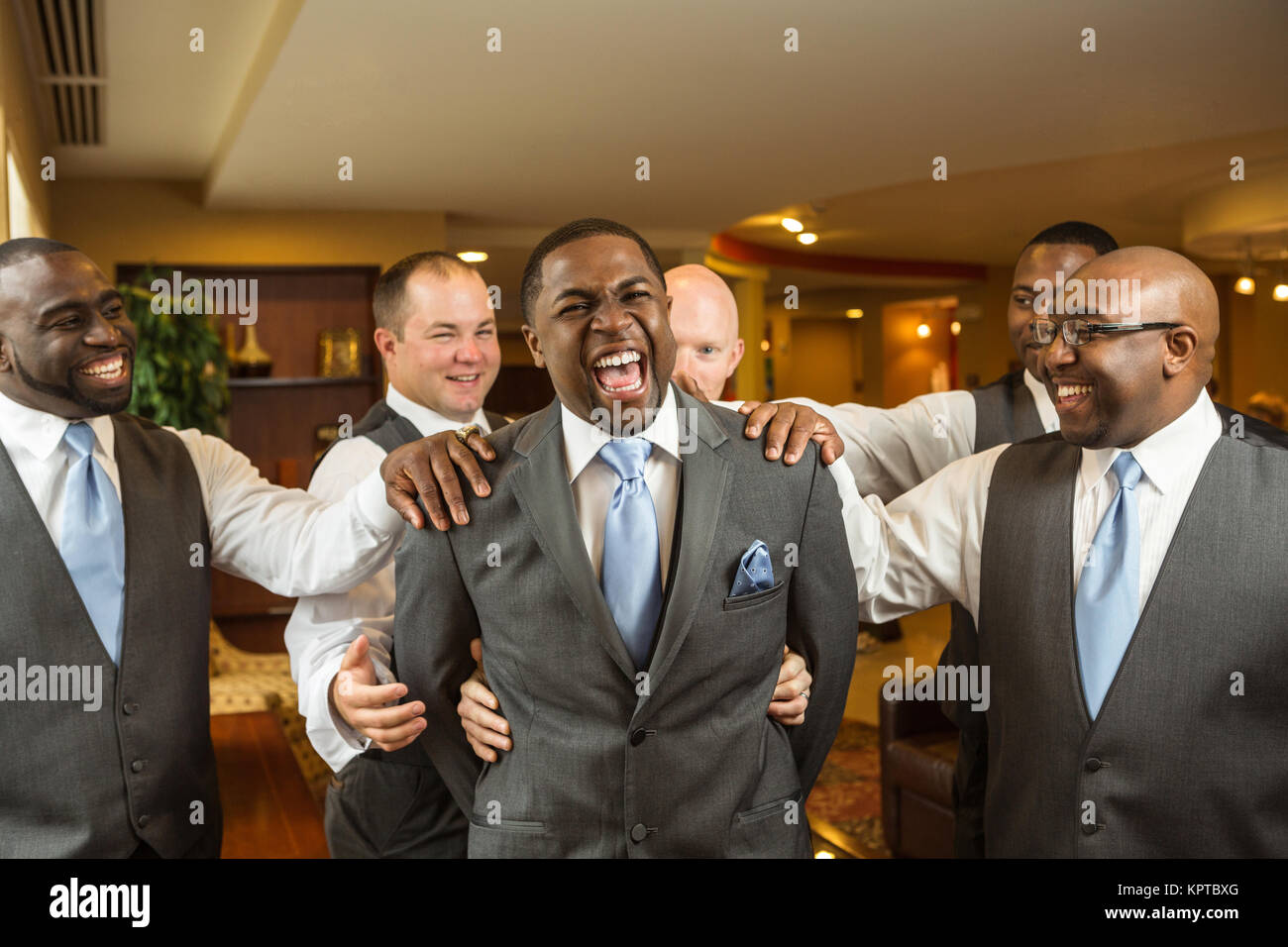African American marié et garçons en souriant. Banque D'Images