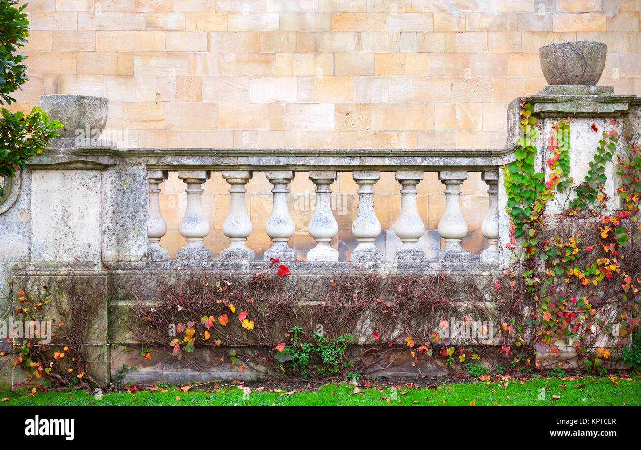 Main courante à balustres blanc en été, Jardin Anglais Banque D'Images
