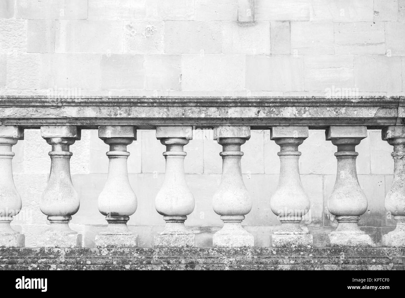Main courante blanc à balustres, architecture classique Banque D'Images